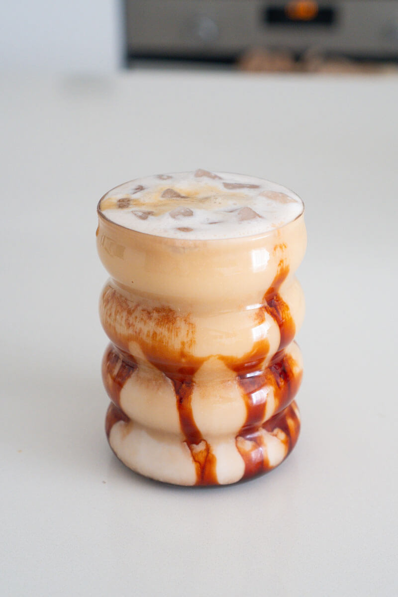 Amandel-dadel iced latte