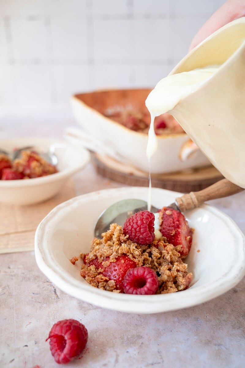 Crumble aux framboises et à la pulpe d'avoine avec crème anglaise