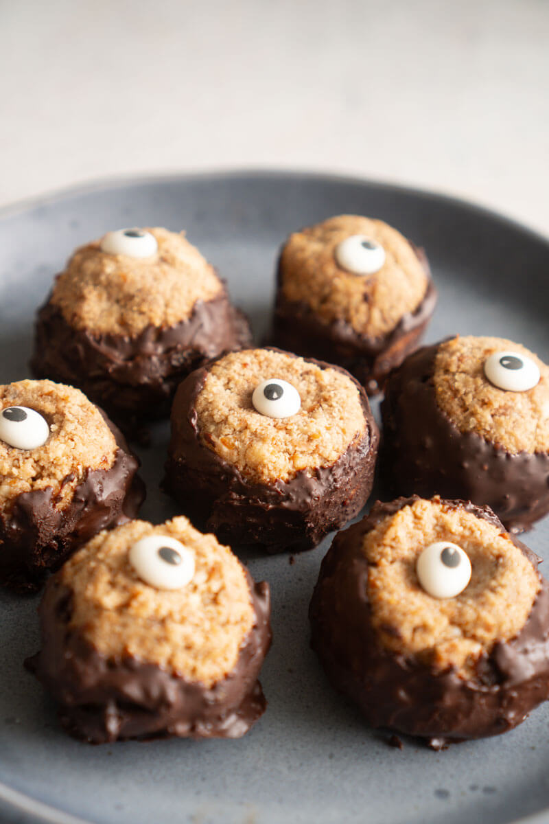 Truffes effrayantes à la pulpe d'amande (Halloween)