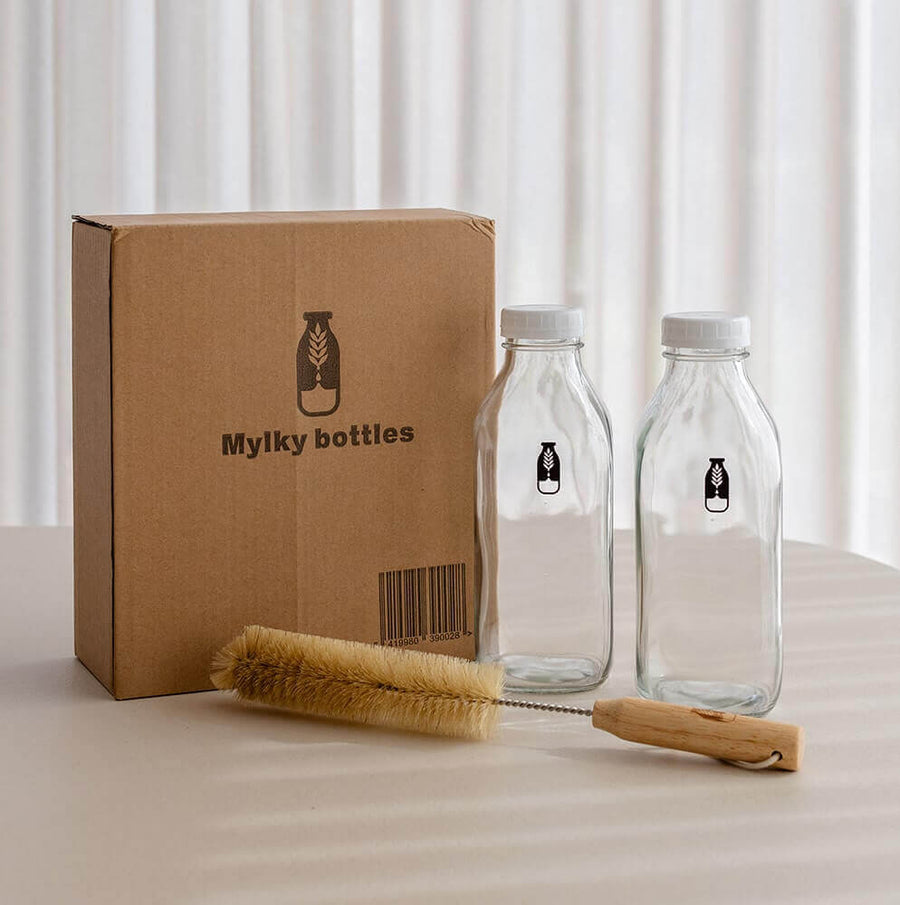 Set with two Mylky glass bottles of 1 liter and a wooden brush for cleaning